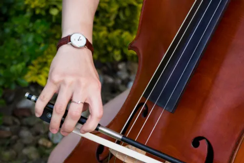 Das Cello von Claudia Micheel während Sie spielt in Nahaufnahme