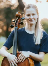 Portrait der Cellistin Claudia Micheel, die ein Cello hält